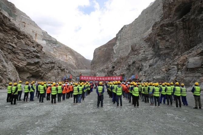 上汽红岩工程自卸车助建世界最高坝 拉哇水电站正式启动大坝浇筑