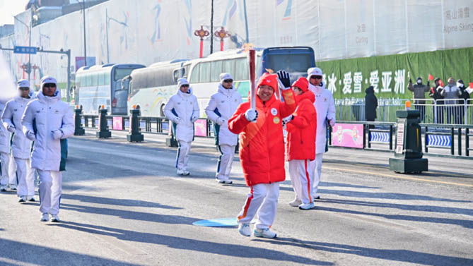 吉利领航 热雪开跑 最强绿色保障车队护航哈尔滨亚冬会火炬传递