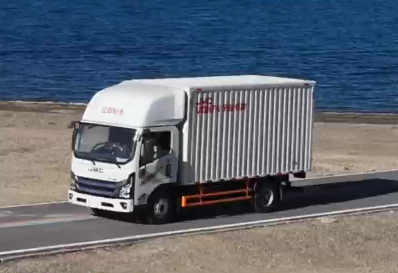 江铃蓝鲸大马力轻卡上市 蓝鲸澎湃 高效随行