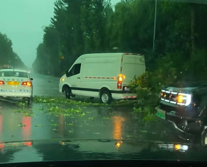 车扛造，人扛事 菏泽暴雨 福田图雅诺车主挺身而出践行中国好司机担当